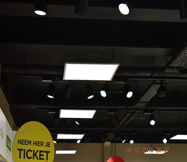 9. Exemplo de instalação de painel de LED suspenso