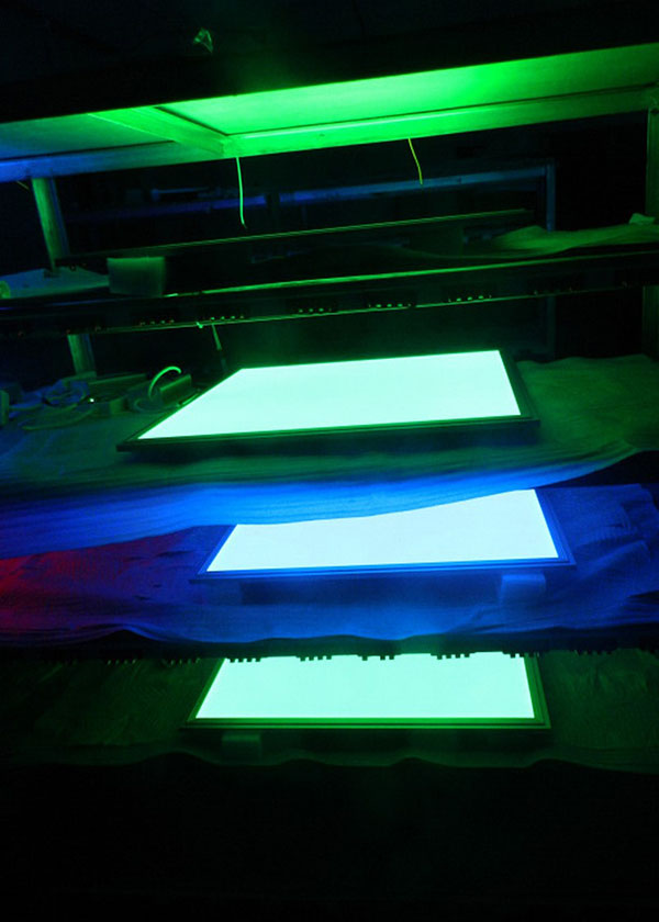 7. Lumină de panou LED RGBW în curs de testare-2