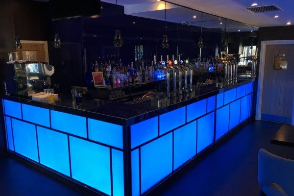 panneau lumineux LED RVB dans une barre